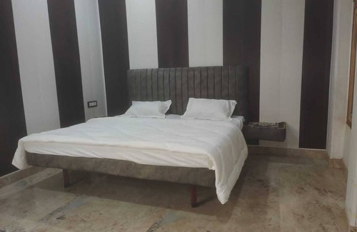 Naini House | Spacious 8-bedroom house in brilliant Prayagraj with WiFi