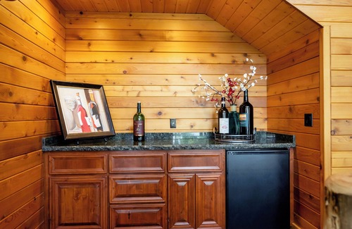 Klamath Falls House | Spacious 9-bedroom house with WiFi, AC in charming Klamath Falls
