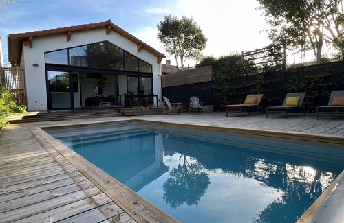 Begles House | Spacious air-conditioned family home with private pool