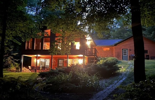 Tomahawk House | Spacious and Charming 3BR 3BA 2 Story Log Home, Canoe, Kayaks Included