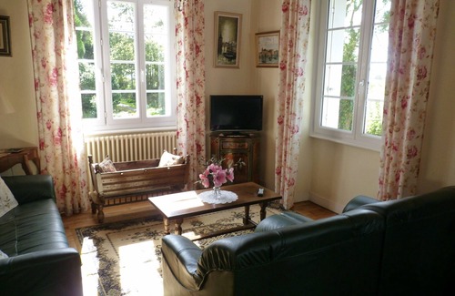 Concarneau House | Spacious and comfortable house in a mature garden. Wireless