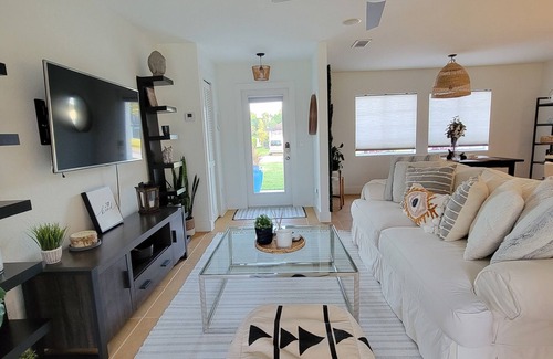 Golden Gate House | Spacious and fully renovated home, free parking