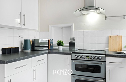 Bramcote House | Spacious and Inviting Home | Free Driveway Parking