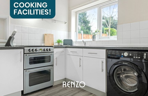 Bramcote House | Spacious and Inviting Home | Free Driveway Parking