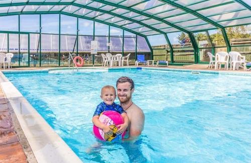 Axminster House | Spacious and luxurious 12-foot-wide caravan with one double and one twin.