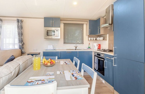 Axminster House | Spacious and luxurious 12ft-wide caravan with one double and one twin bedroom.