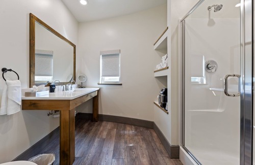 Pottawattamie County Other | Spacious and modern guestrooms located a short drive from Omaha/Council Bluffs