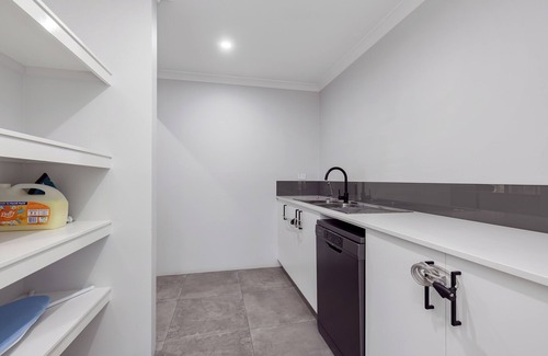 Dawesville House | Spacious and serene intelligent home. 3 min to estuary,beach,shops, and trails