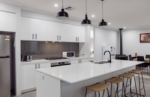 Dawesville House | Spacious and serene intelligent home. 3 min to estuary,beach,shops, and trails