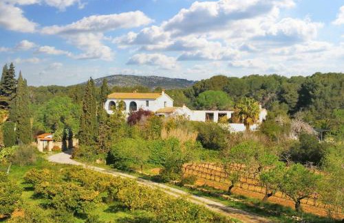 Sant Pere de Ribes Apartment | Spacious Apartment in San Pedro de Ribas with Shared Pool