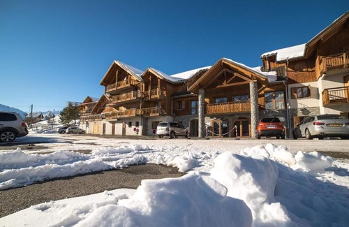 Albiez-le-Vieux Apartment | Spacious apartment 300m from slopes and shops with balcony, parking