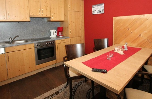 Huben House | Spacious Apartment in Längenfeld with Sauna