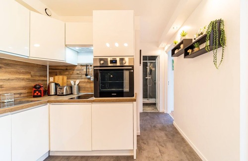 Bron Apartment | Spacious Apartment for 8 with Balcony in Bron