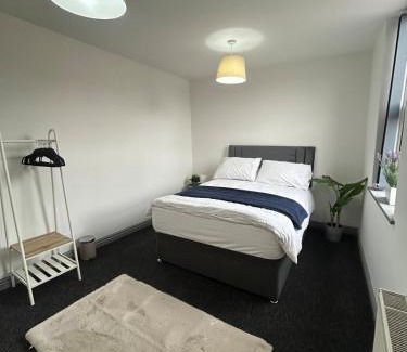 Erdington Apartment | Spacious Apartment near train station with a parking space