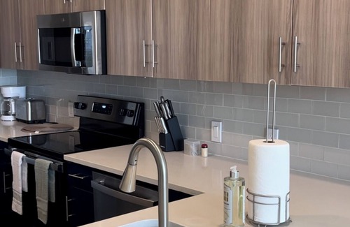 Addison Apartment | Spacious Apartment/pool/Free Parking/fitness room with 2 TV.