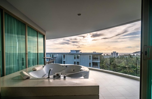 Karon Apartment | Spacious apartment with jacuzzi and ocean view