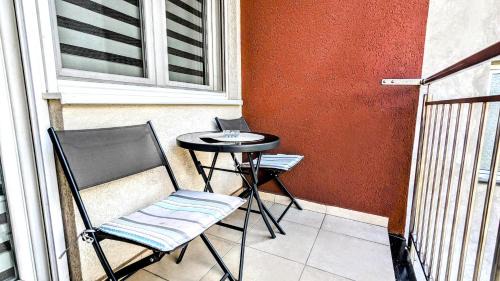 Novi Sad Apartment | Spacious & attractive 600m-7minuta hoda od centra, mogucnost za parking-apartmani-nsmilos