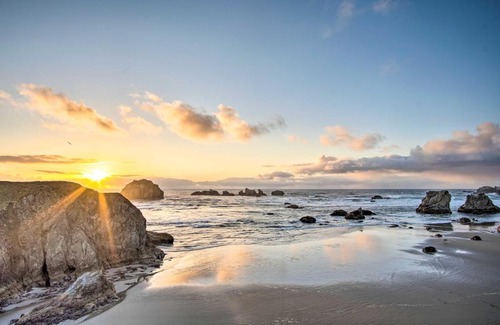 Bandon House | Spacious Bandon Getaway - 2 Blocks to Ocean!