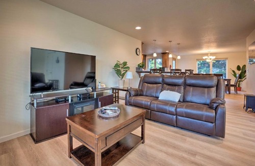 Bandon House | Spacious Bandon Getaway - 2 Blocks to Ocean!