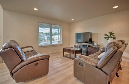 Bandon House | Spacious Bandon Getaway - 2 Blocks to Ocean!