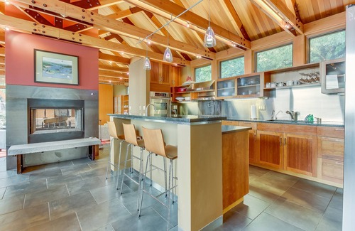Anacortes House | Spacious bayfront home w/a patio, views, & easy beach access