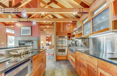 Anacortes House | Spacious bayfront home w/a patio, views, & easy beach access