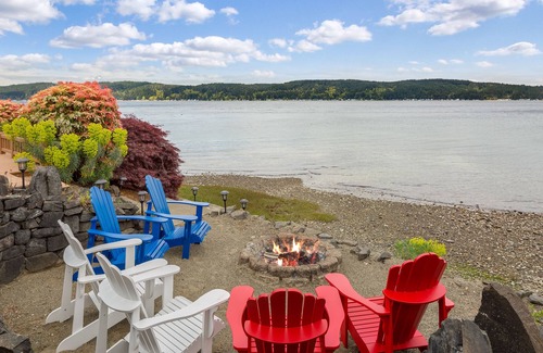 Belfair House | Spacious Beach Front Home on Hood Canal w/Kayaks!