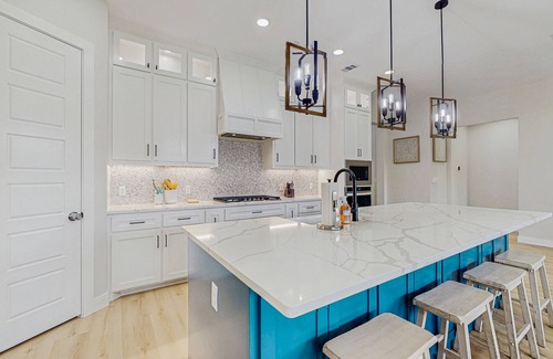 South Side House | Spacious beach house with full kitchen, patio & enclosed yard, near the Bay