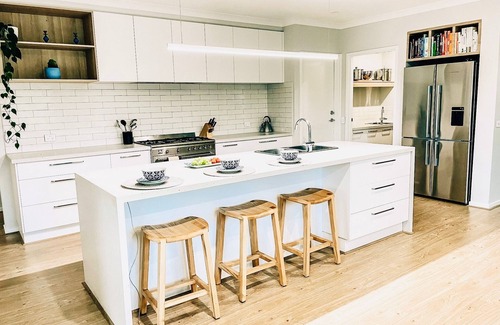 Wallington House | Spacious Beach Holiday House with Trampoline.