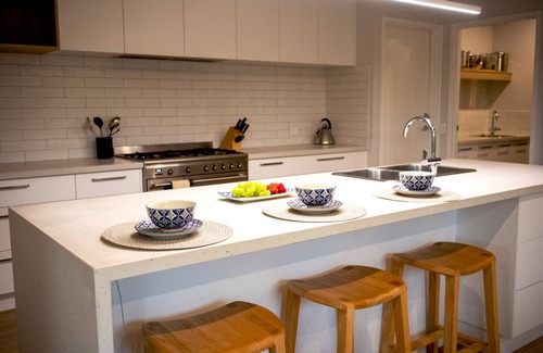Wallington House | Spacious Beach Holiday House with Trampoline.