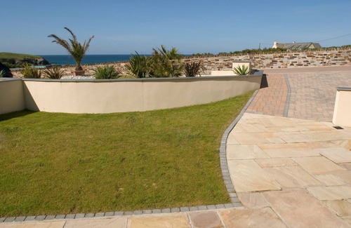 Treyarnon Apartment | Spacious beachside apartment with garden and sea views, dogs welcome