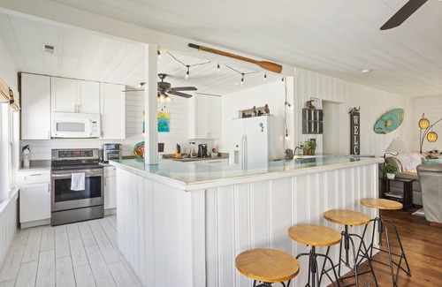North Carolina Coast House | Spacious Beachy Bungalo One Block From Ocean