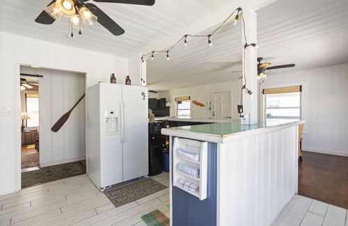 North Carolina Coast House | Spacious Beachy Bungalo One Block From Ocean