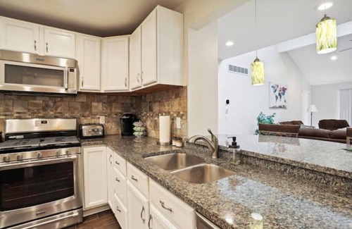 Savoy House | Spacious, beautiful 3 bedroom 3.5 bath! Great location! n