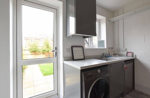 West End House | Spacious Bedroom |Own Bathroom|Contractor Friendly