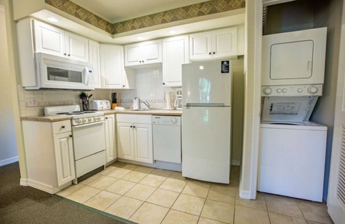 Branson Hotel | Spacious Bedroom w/Balcony, Full Kitchen + Kid-Friendly Play Area