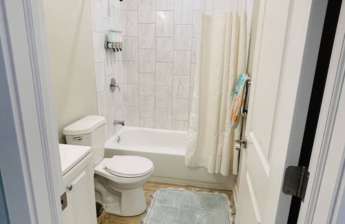South Austin Apartment | Spacious brand new condo - 15 mins from downtown Chicago! Sleeps 4