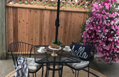 Lynden House | Spacious! Breakfast! Hot tub! Comfy! Location!