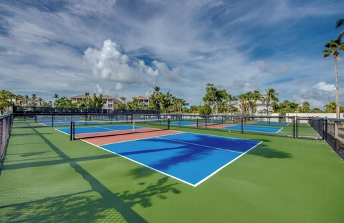 Mid Island Condo | Spacious, Bright, and Airy, 2 bed, 2 bath, with views of the Gulf and the Bay!