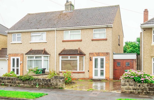Swindon House | Spacious & Bright 2 Bed Home in Swindon w Parking