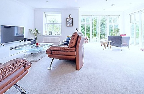 Camberley House | Spacious Bright and Airy Home Deepcut Surrey