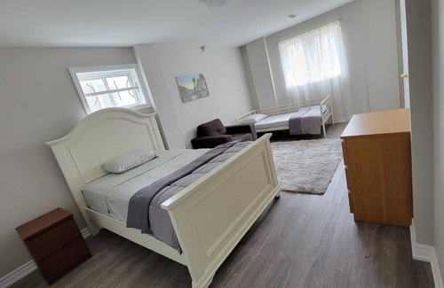 Richmond Hill Apartment | Spacious Bright Cozy 2 Bedroom Private Apartment