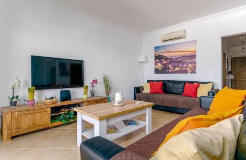 Guia Apartment | Spacious & Bright T3 in Guia with shared Pool