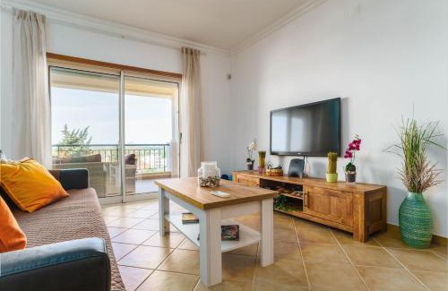 Guia Apartment | Spacious & Bright T3 in Guia with shared Pool
