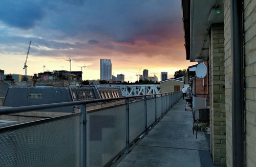 Haggerston Apartment | Spacious bright top floor apt w/view, gym, courtyard in the heart of Shoreditch