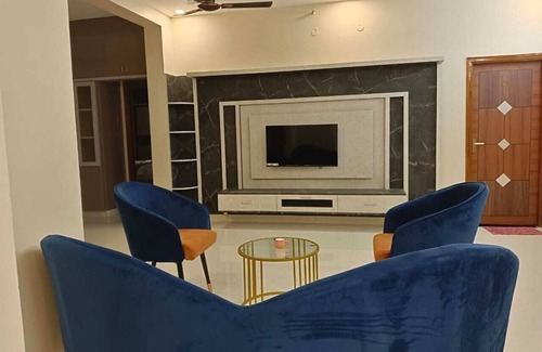 Tirupati House | Spacious building in charming Tirupati with AC, WiFi , Hot water and Lift