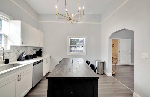 Ybor City House | [Spacious Bungalow] Modern & Cozy Comfort