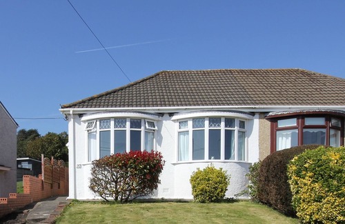 Llanelli House | Spacious bungalow with sea views - Gower Coastline