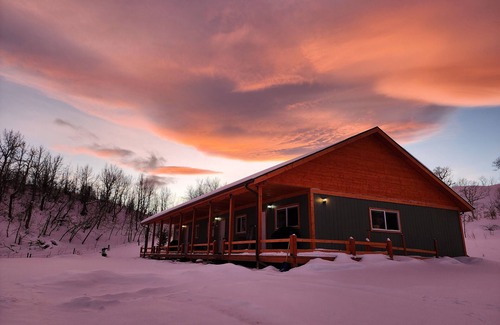 Pincher Creek Cabin | Spacious cabin near the Canadian Rockies, barrier free! Close to the Rockies