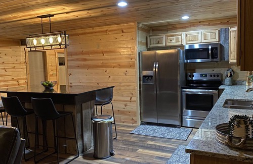 McArthur Cabin | Spacious Cabin in Hocking Hills close to Caves.HotTub,Grill & 66 Acres of Hiking